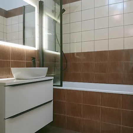 아파트 Z Widokiem, Wygodny Z Sypialnia, Kuchnia I Salonem, 47m2, Bezplatny Garaz *